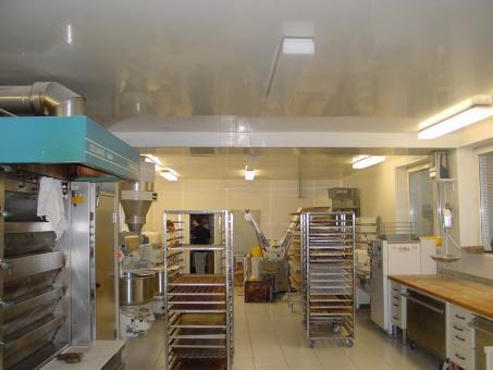Plafond en PVC blanc pour un éclairage uniforme et sécurisé