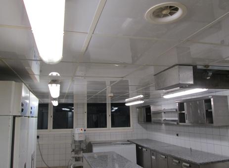 plafond de cuisine rénové en dalles pvc